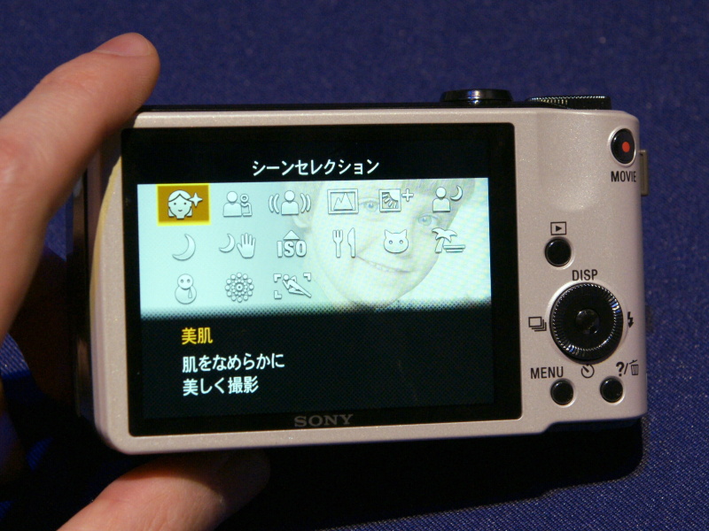 <b>方向キー部分にダイヤルを装備。液晶モニターも高精細化した</b>