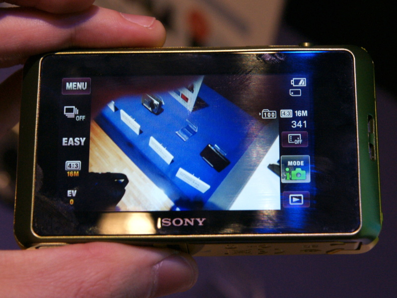 <b>静電容量式のタッチパネル式液晶モニターを搭載。シャッターボタンわきに動画ボタンも備える</b>