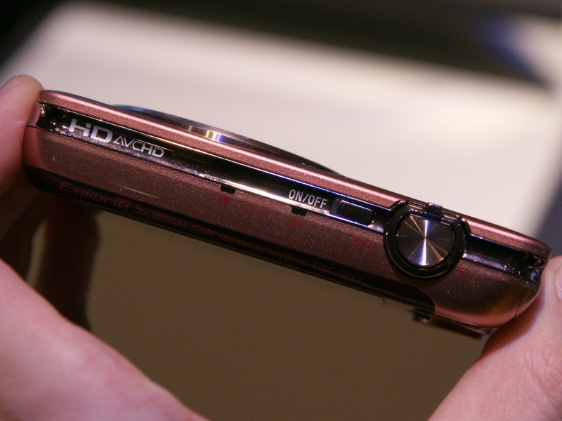 <b>厚さ19.1mmのボディ。上面にステレオマイクを内蔵</b>