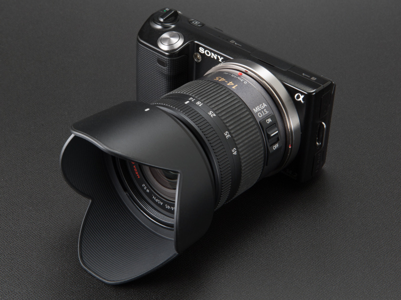 <b>パナソニックのLUMIX G VARIO 14-45mm F3.5-5.6 ASPH. MEGA O.I.S.を装着してみた。見た目はよいが、絞りもピント合わせも効かない</b>