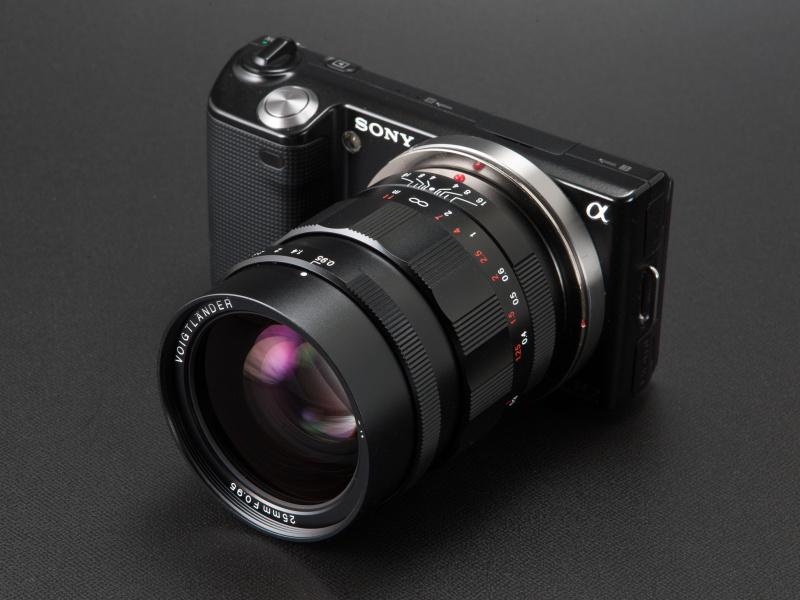 <b>レンズの取り付けに若干遊びがあり、ピントリングなどをまわすとレンズが左右に動いてしまう</b>