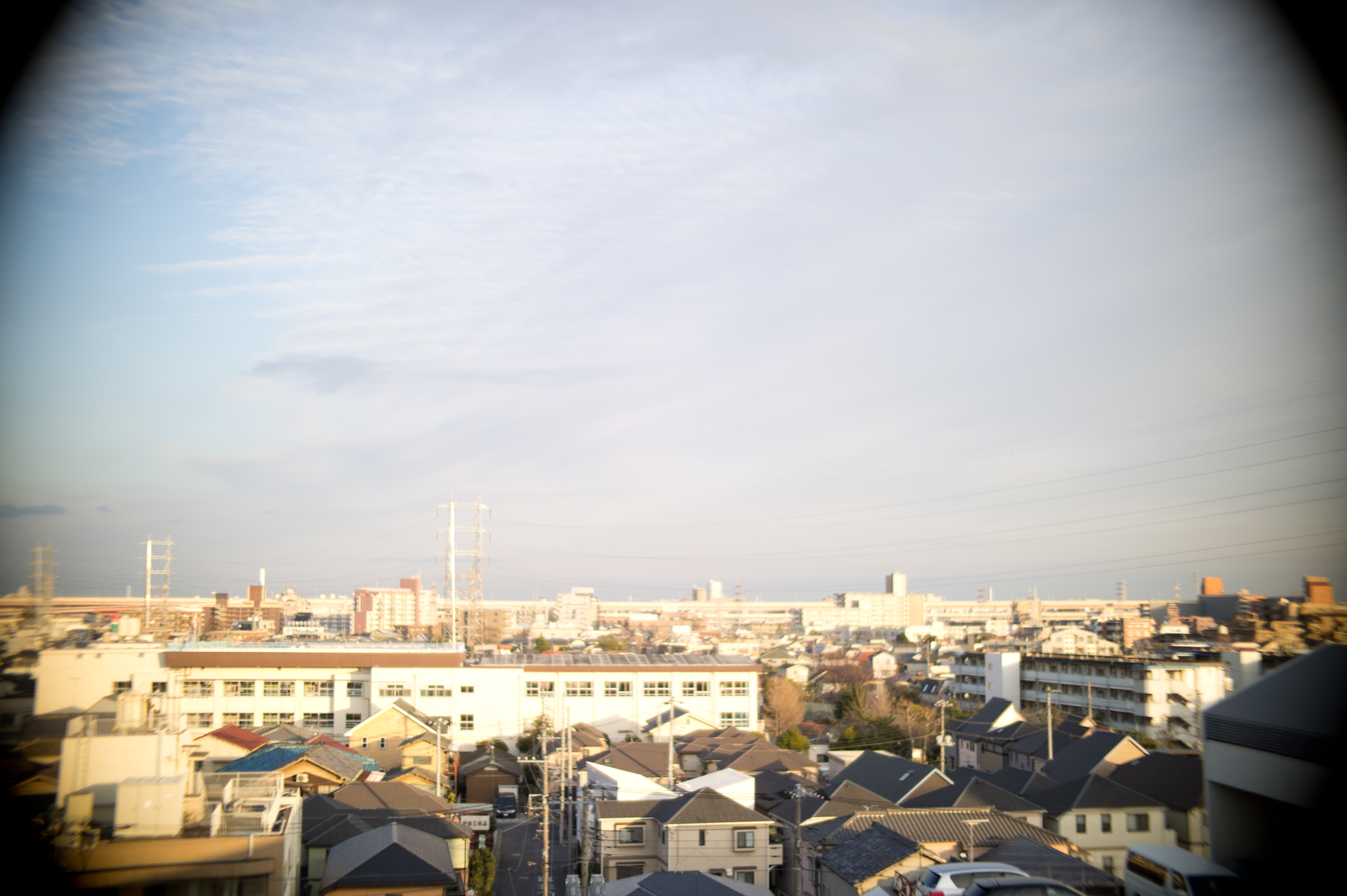 <b>開放から四隅がケラレているのがわかる。また、無限遠も開放だとわずかに甘い<br>NEX-5 / NOKTON 25mm F0.95 / 4,592×3,056 / 1/4,000秒 / F0.95 / 0EV / ISO200 / WB:オート / 25mm</b>