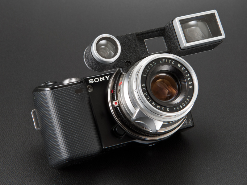 <b>マウントアダプターを2枚重ねしているが、レンズの取り付け、取り外しは普段通り行なえる</b>