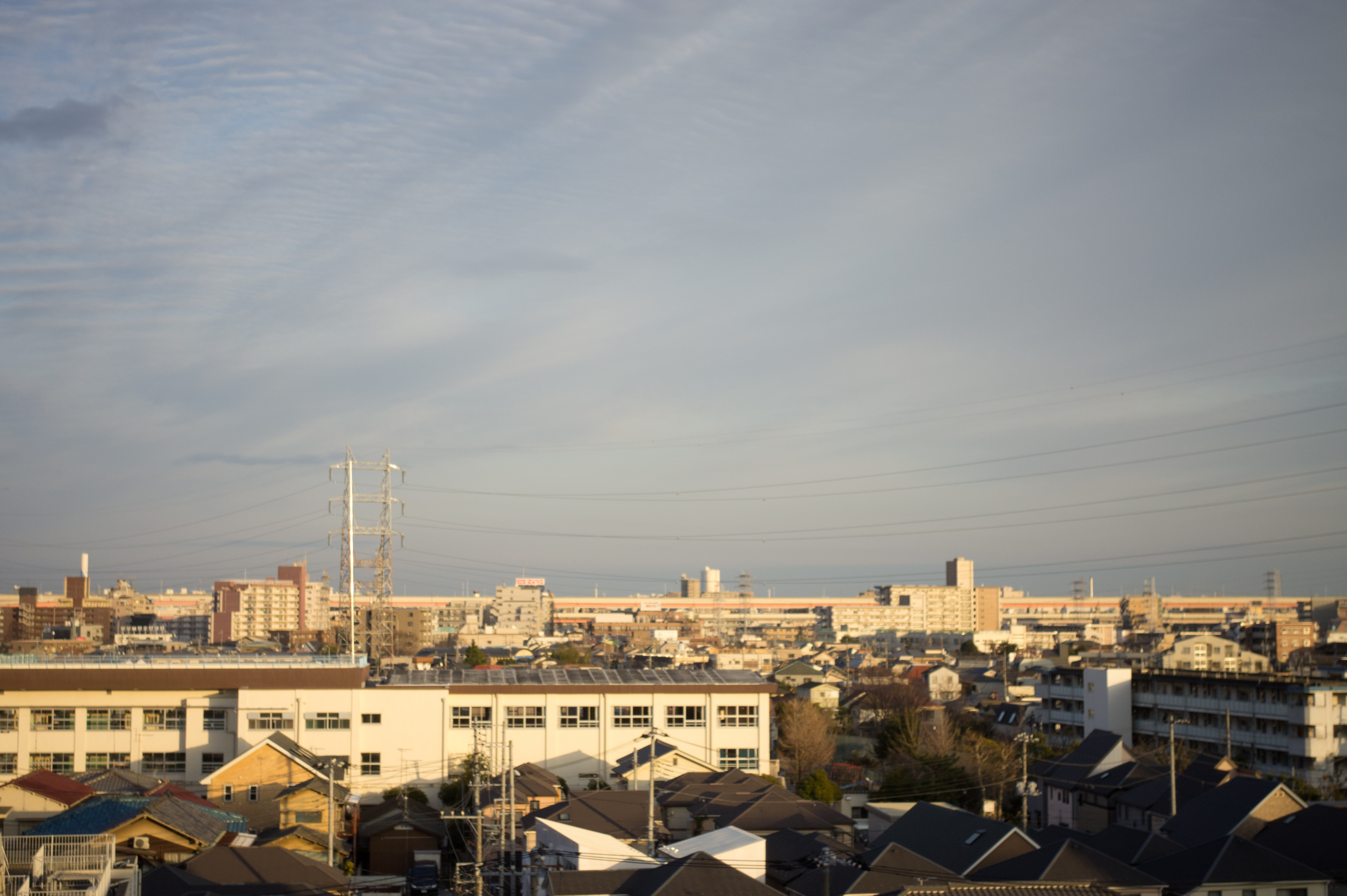 <b>開放時の無限遠撮影はわずかにピントが甘い。四隅のケラレは発生していない<br>NEX-5 / ズミクロン35mm F2 RF / 4,592×3,056 / 1/2,500秒 / F2 / 0EV / ISO200 / WB:オート / 35mm</b>