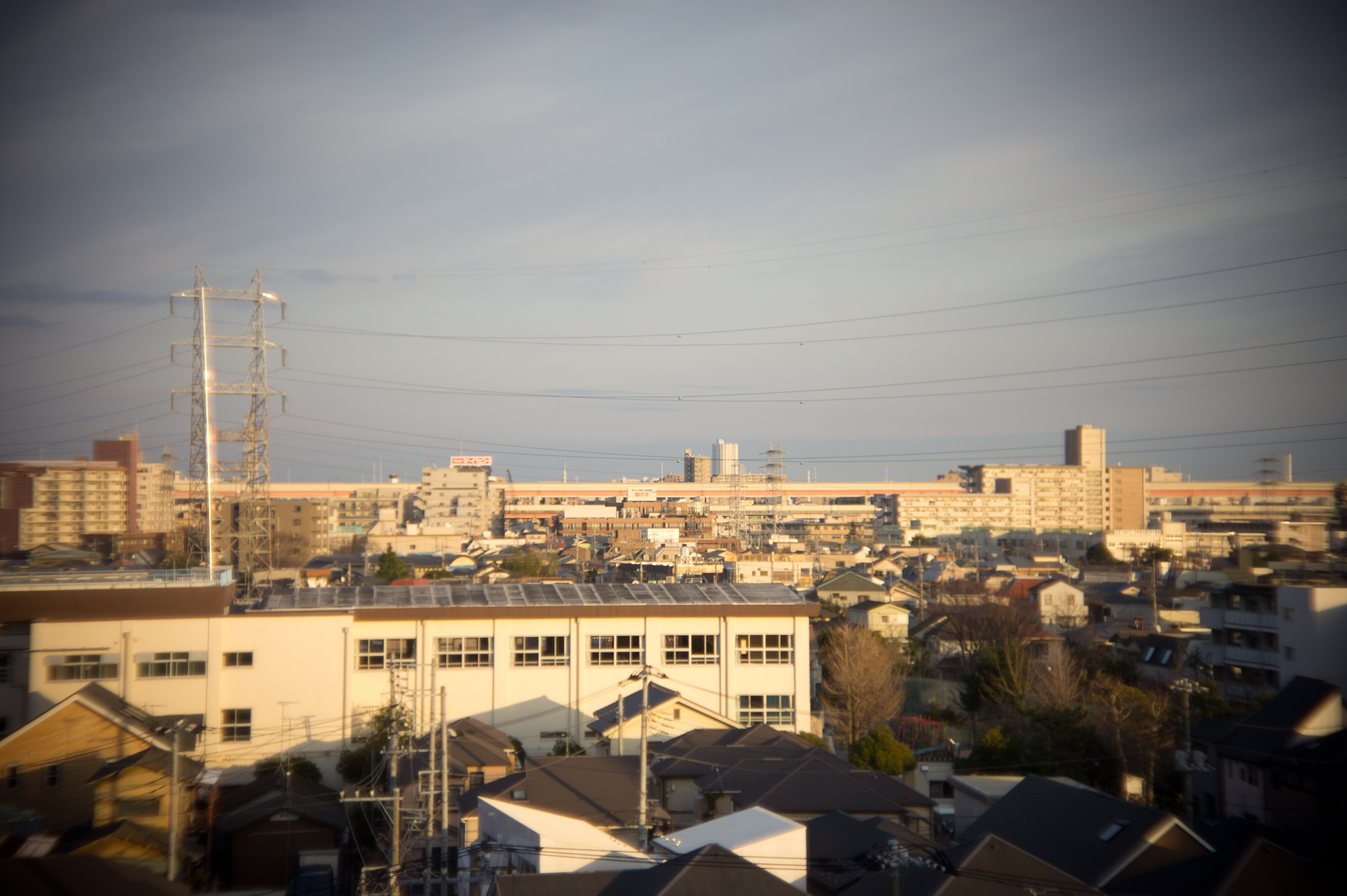 <b>開放絞りから問題なく無限遠が出る。周辺光量落ちでうっすらと四隅が暗くなっている<br>NEX-5 / スイター50mm F1.4 / 4,592×3,056 / 1/3,200秒 / F1.4 / 0EV / ISO200 / WB:オート / 50mm</b>