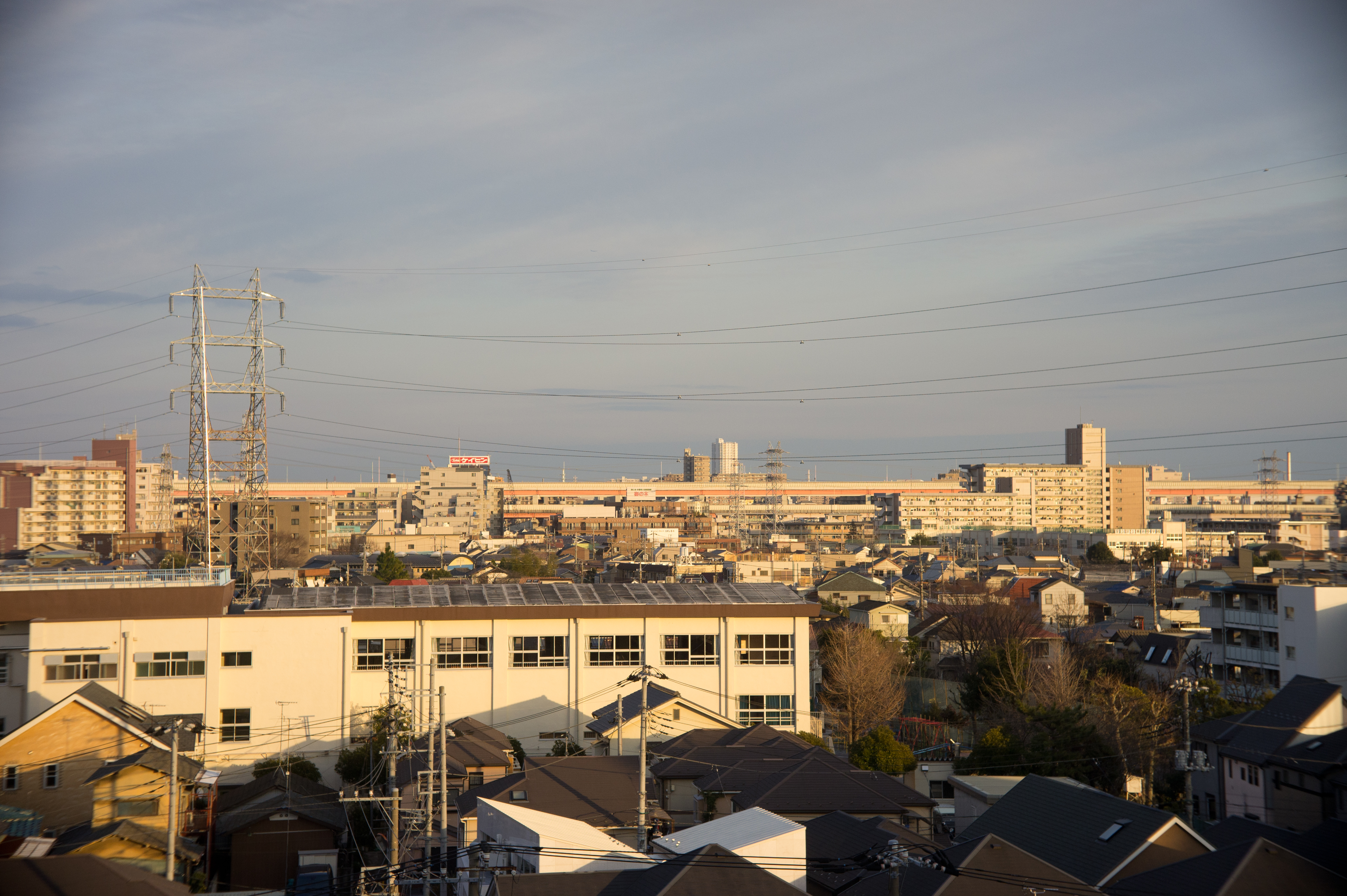 <b>F5.6まで絞ると無限遠のシャープさが増す。わずかにケラレが見えるが、シネレンズとしてはイメージサークルは広い部類だ<br>NEX-5 / スイター50mm F1.4 / 4,592×3,056 / 1/320秒 / F5.6 / 0EV / ISO200 / WB:オート / 50mm</b>