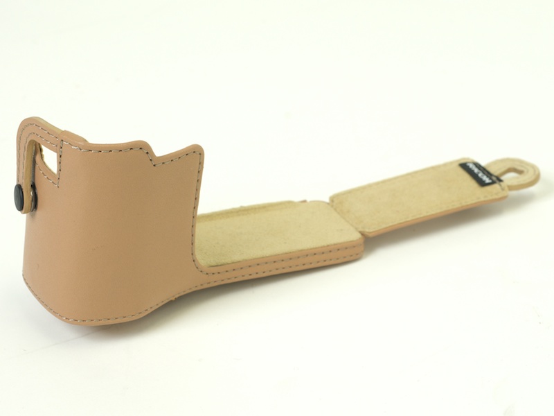 <b>SC-65B。内側はスエード調の仕上げになっている。底板は分厚く、とにかくがっしりしている印象</b>