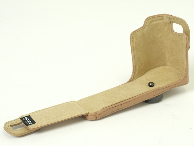 <b>SC-65B。内側はスエード調の仕上げになっている。底板は分厚く、とにかくがっしりしている印象</b>