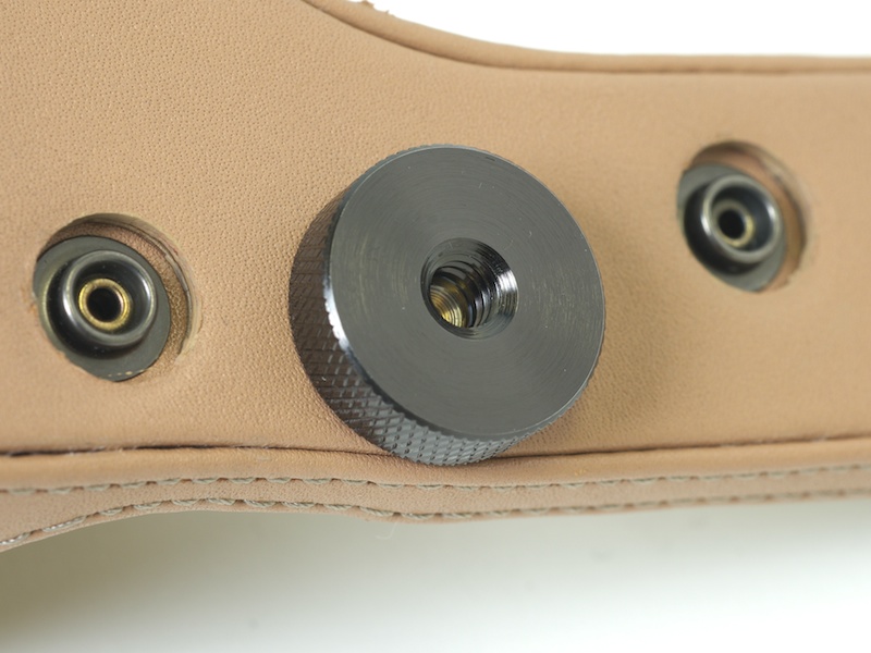 <b>底面の三脚ネジ穴パーツがうれしい。雲台につけたままカメラユニットを交換できるようになる</b>