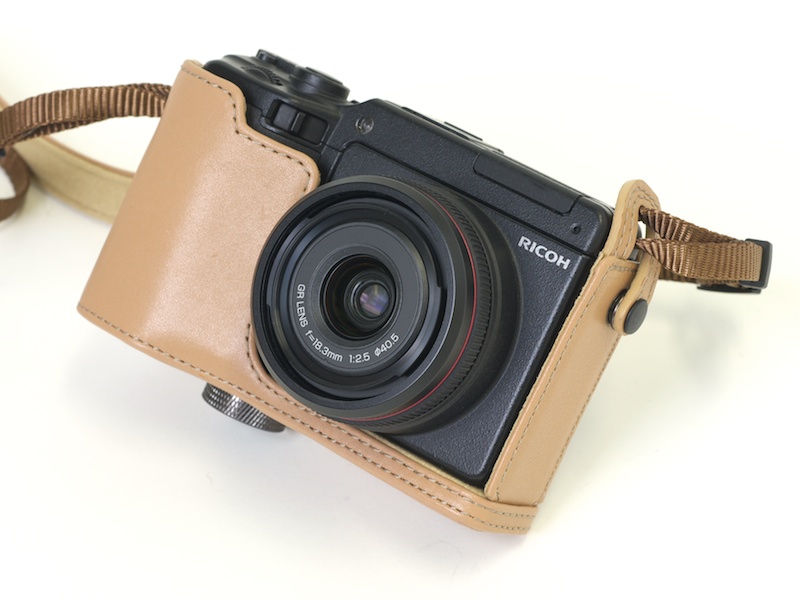 <b>装着状態。ストラップに引っ掛けて保持するタイプだ</b>