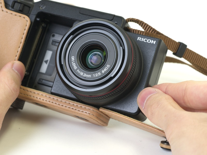 <b>側面を倒しすことでカメラユニットが交換できる。引っかかりもなくスムーズに着脱できた</b>