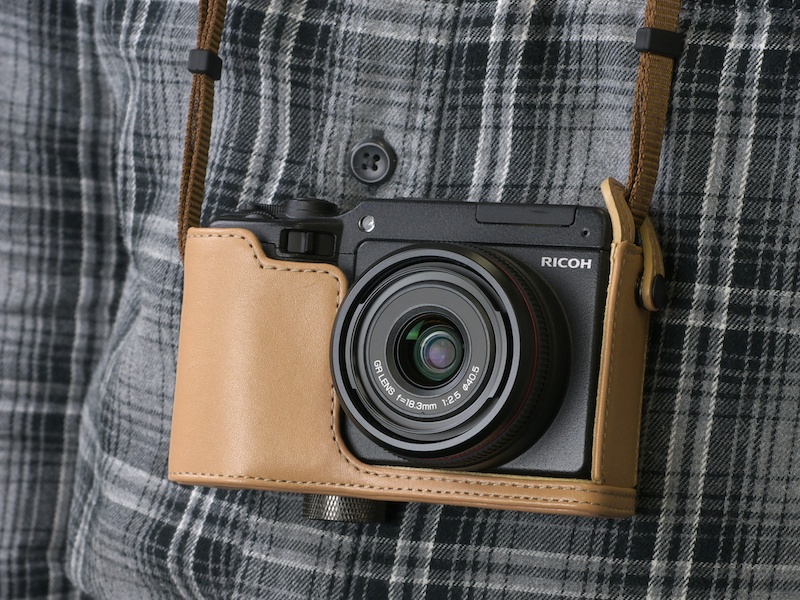 <b>GXR+GR LENS A12 28mm F2.5に、本革ソフトケースSC-65Bを装着した状態。ストラップもSC-65Bに付属しているものだ</b>