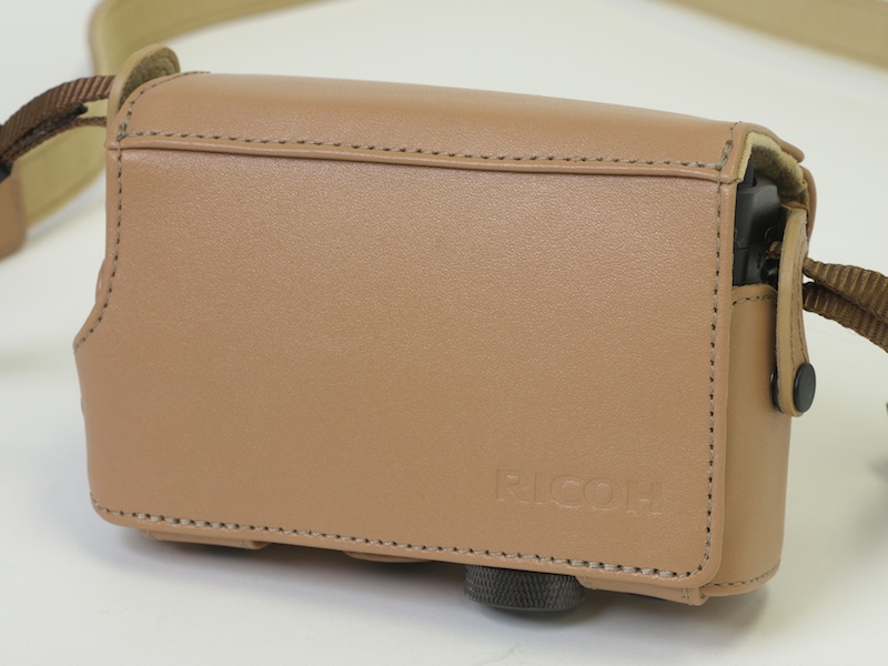 <b>すっきりした背面。RICOHロゴの型押しが入っている</b>