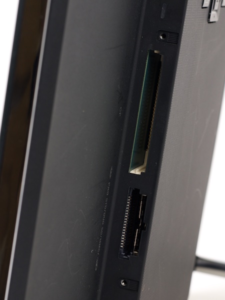 <b>記録メディアスロットはCF系、SD系、メモリースティック系、xDピクチャーカード系に対応</b>