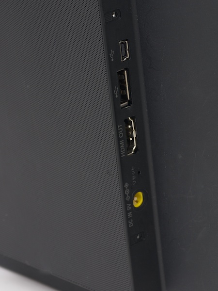 <b>HDMI出力端子も備える。ソニーでは大画面テレビへの接続を想定している</b>