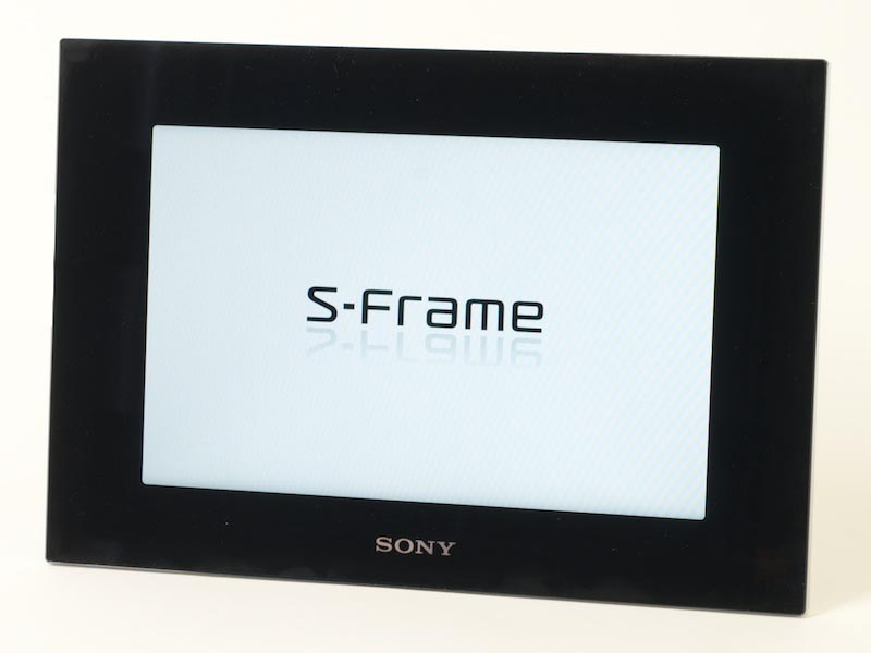 <b>DPF-XR100。写真のブラックのほかに、シルバーもラインナップ</b>