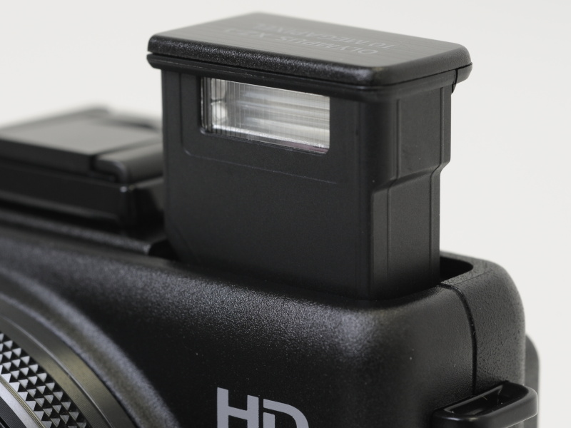 <b>内蔵ストロボをポップアップしたところ。RCフラッシュシステムに対応する</b>