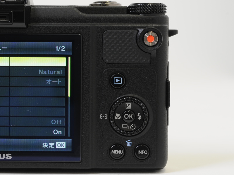 <b>背面右手側の操作部。コントロールホイールを備える</b>