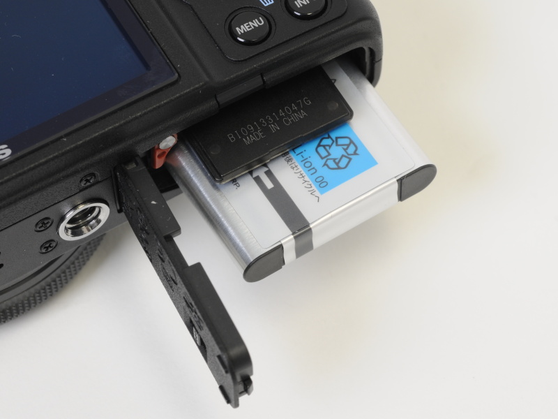 <b>記録メディアとバッテリー室</b>