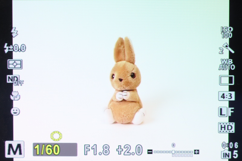 <b>背面のコントロールホイールでシャッタースピードを変更しているところ（マニュアル露出時）</b>