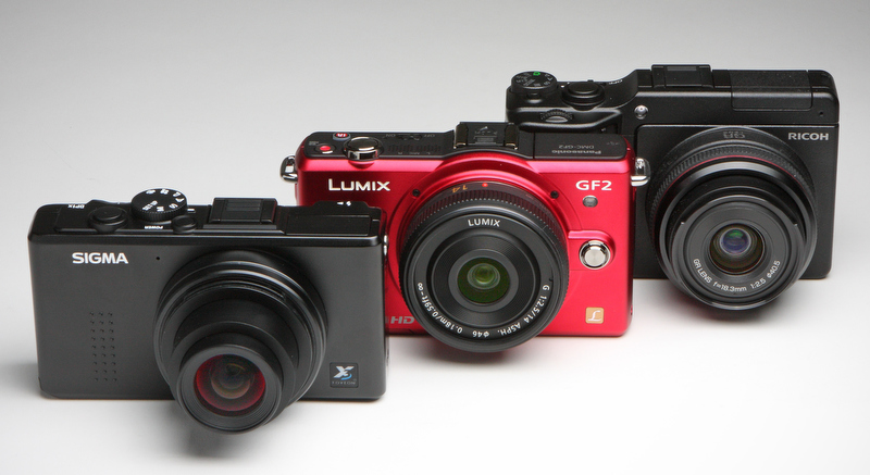 <b>左からシグマDP1x、パナソニックLUMIX DMC-GF2、リコーGXR。DMC-GF2にはLUMIX G 14mm F2.5 ASPH.を装着して撮影した</b>