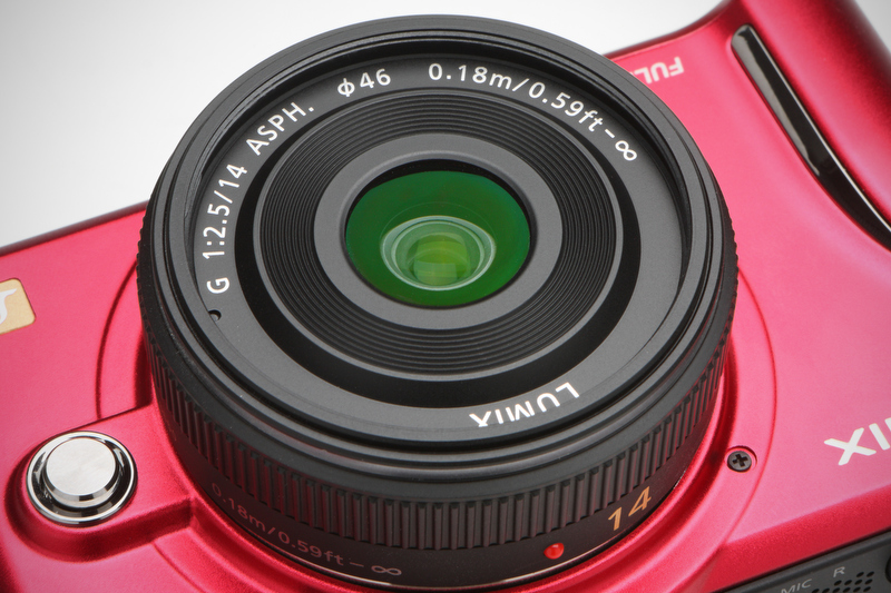 <b>質量はわずか55g のLUMIX G 14mm F2.5 ASPH.。最短撮影距離は今回のレンズなかでもっとも短く18cmを実現する。レンズ構成は5群6枚</b>