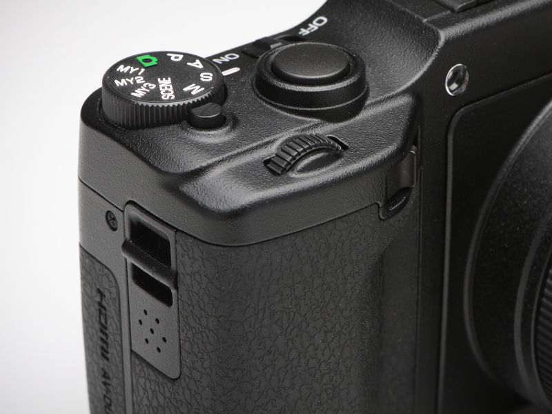 <b>GXRはコマンドダイヤルをグリップ上に置く。ミドルクラス以上のデジタル一眼レフと操作感が変わらず、たいへん使いやすく感じる</b>