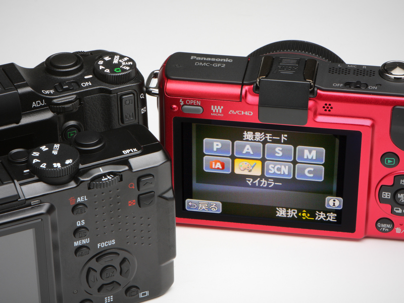 <b>撮影モードダイヤルを備えるGXRおよびDP1xに対し、同ダイヤルを廃止したGF2はメニューから撮影モードの設定を行なう</b>