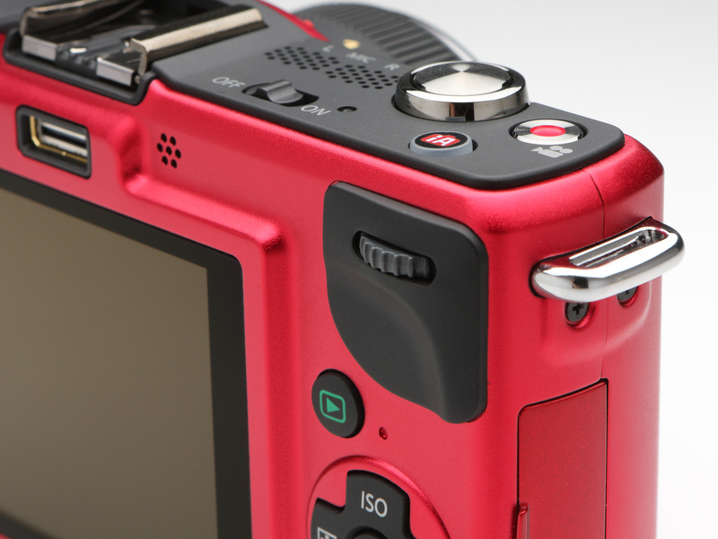 <b>軽くプッシュすると設定の切り換わるコマンドダイヤルは、直感的でたいへん使いやすい。カメラ上部には「iA」ボタンが備わった</b>