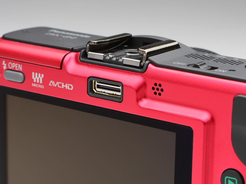 <b>DMC-GF2もGXRと同様ライブビューファインダー「DMW-LVF1」用の端子をアクセサリーシューの下部に備える</b>