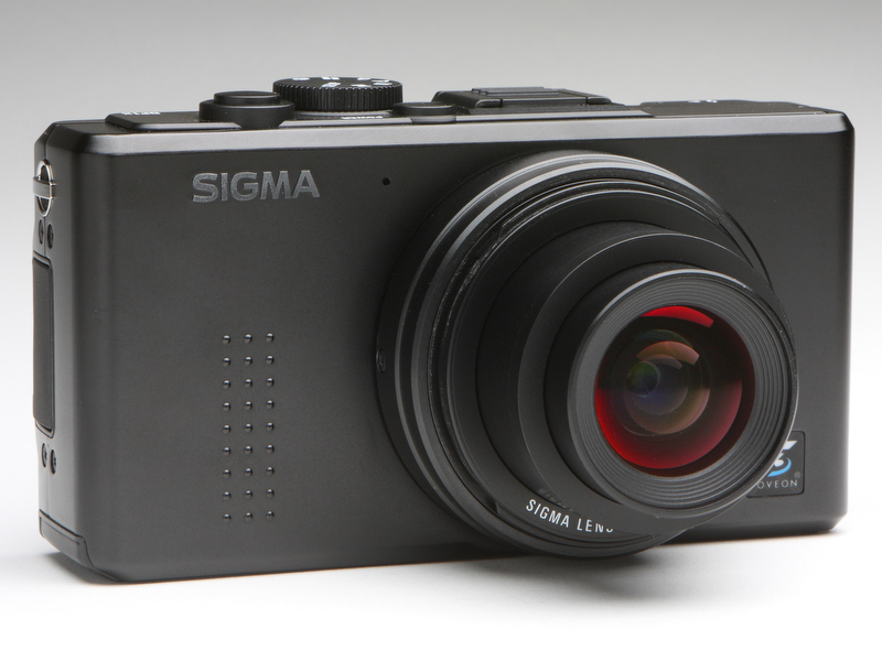 <b>DP1xは直線と平面を基調とするボディシェイプを採用する。面白味に欠ける感じもしないではないが、質実剛健なイメージだ</b>