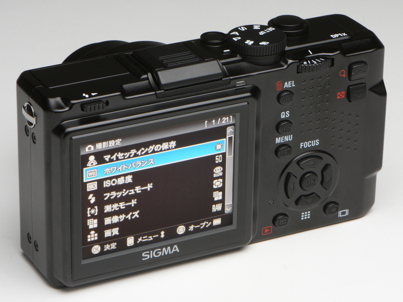 <b>液晶モニターは2.5型と小さいが、ボディの大きさを考えればギリギリの選択。表示される文字は比較的大きく見やすい</b>