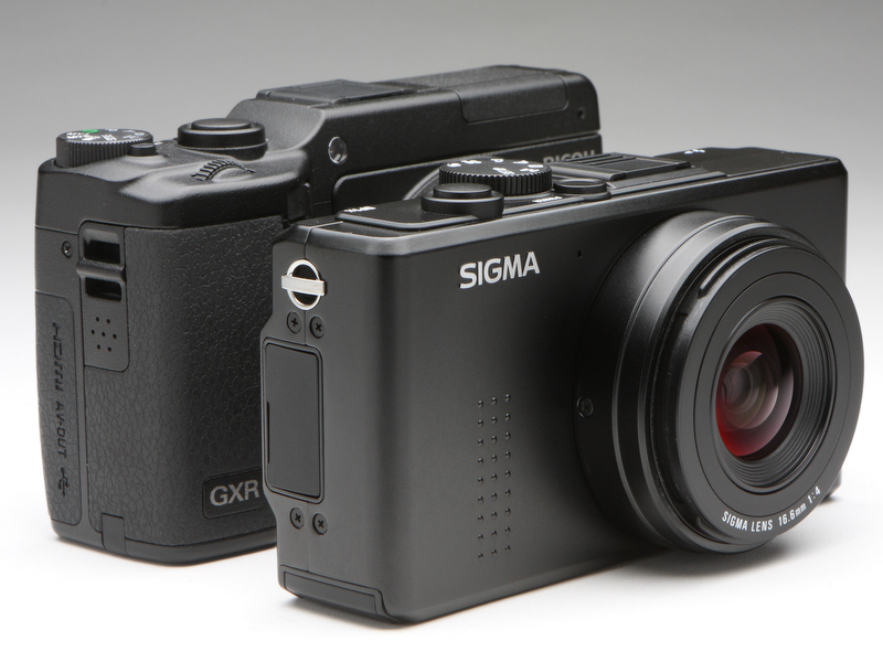 <b>DP1xの特長のひとつは、とにかくコンパクトにまとまったボディだろう。GXRとくらべるとご覧のとおり。携帯性は今回の３モデルのなかで一番</b>