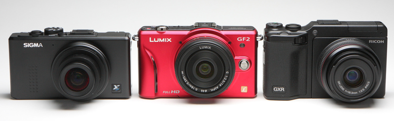 <b>今回チェックした3つのカメラは、幅の違いはさほどでもないものの、高さが違うのが分かる。ちなみに、奥行きではGXR+GR LENS A12 28mm F2.5が一番大きく、DMC-GF2＋LUMIX G 14mm F2.5 ASPH.がもっとも小さい。</b>