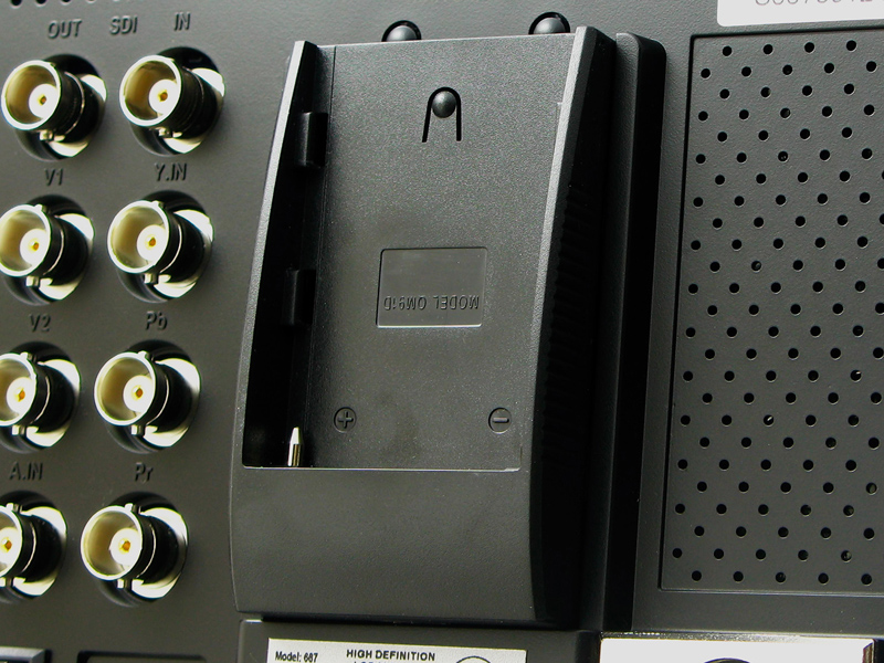 <b>バッテリー装着部</b>