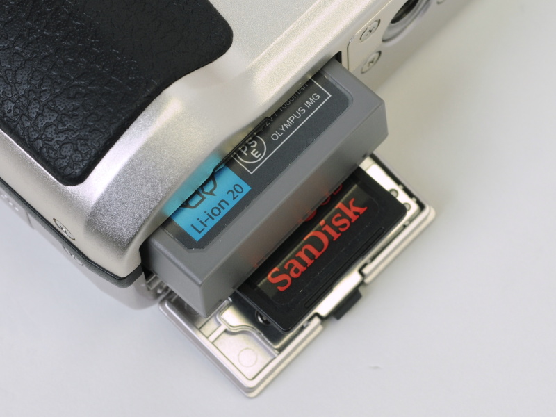 <b>記録メディアおよびバッテリー室。SDXCメモリーカードに対応する</b>