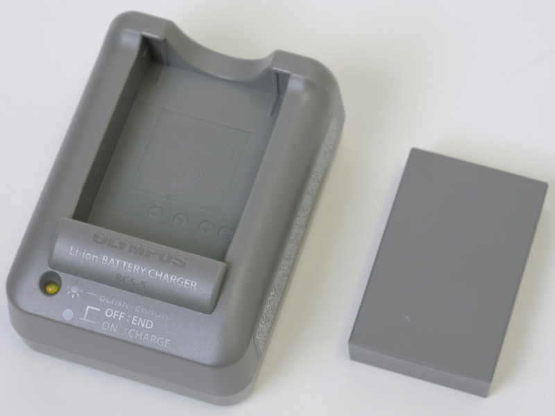 <b>充電器とバッテリー「BLS-5」は電気用品安全法の新安全基準に対応したモデル。BLS-5はE-PL1などの「BLS-1」対応機種でも使用可能</b>