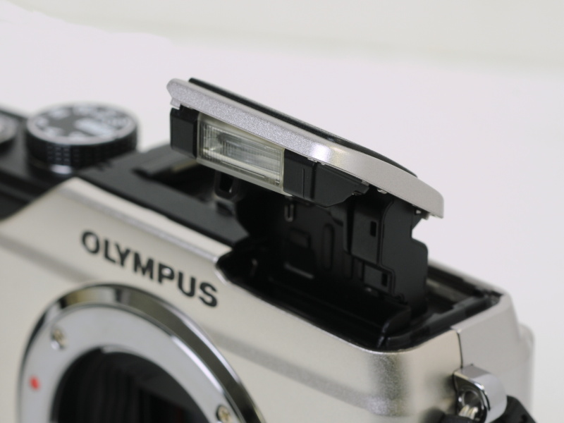 <b>内蔵ストロボをポップアップしたところ</b>