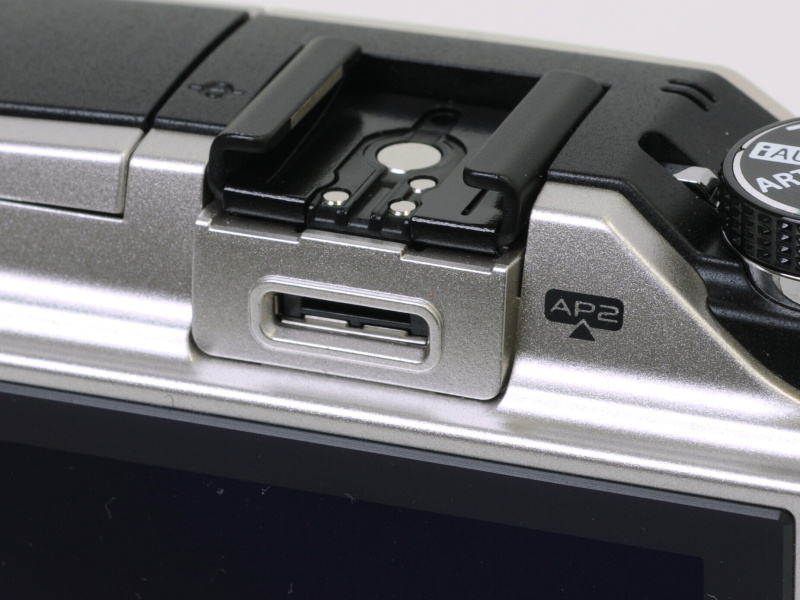 <b>アクセサリーポートはPENPAL PP-1に対応するAP2。これまでのペン用アクセサリーも使える</b>