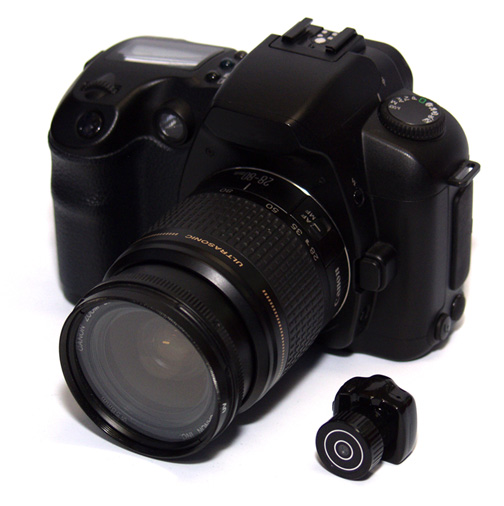 <b>一眼レフカメラ（左）と並べたところ</b>