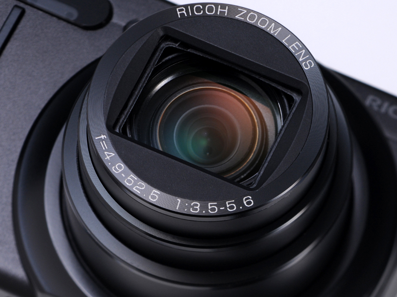 <b>レンズは28-300mm相当（35mm判換算）、F3.5-5.6の10.7倍ズーム</b>