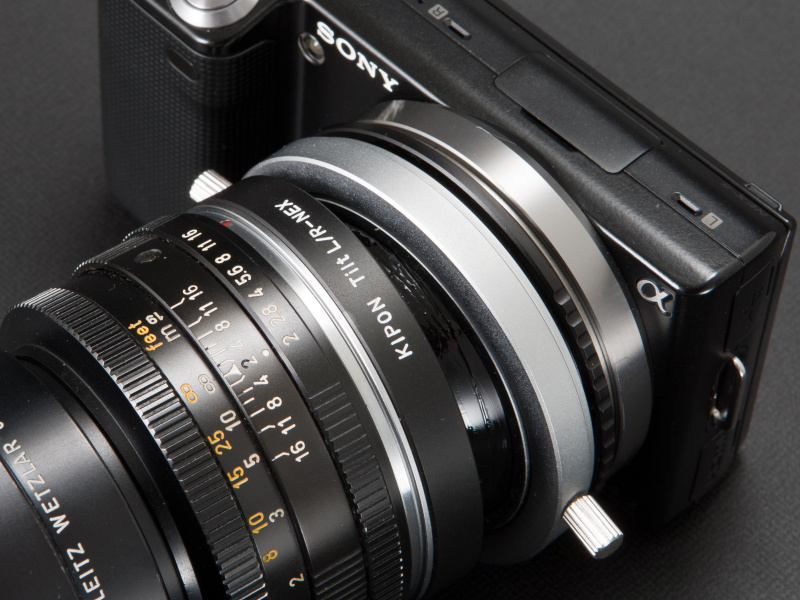 <b>左右のレバーに指をかけ、リングを緩めてティルト調節する。グリスのおかげで動作は滑らかだ</b>