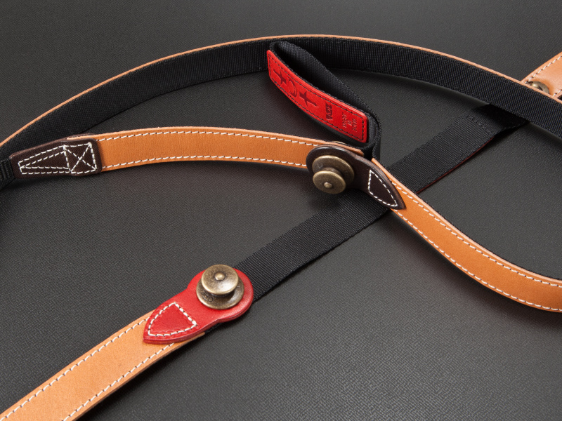 <b>2DE 2Way カメラストラップ［MODEL-19］は7,770円。ナイロンテープの上に栃木オイルレザーを貼り合わせてある</b>