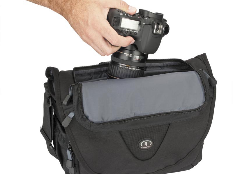 <b>天面にファスナーを装備。トップカバーを外すことなくカメラを取り出せる</b>