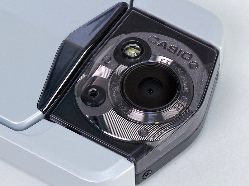 <b>21mm相当でF2.8の単焦点レンズを搭載</b>