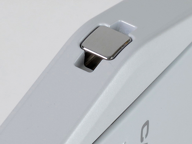 <b>フレーム側面にはストラップホールもある</b>