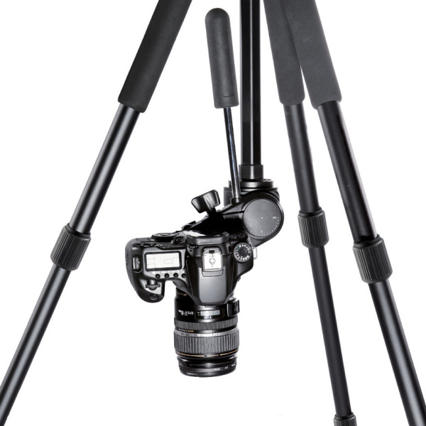 <b>センターポールのフックを外すとネジが現れ、雲台を取り付けられる</b>