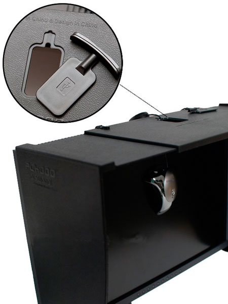 <b>フード上部にキャリブレーションセンサーを出し入れできる窓を備える</b>