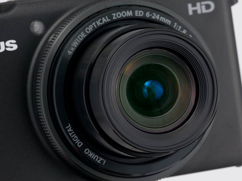 <b>ぜいたくな光学設計がほどこされた「i.ZUIKO DIGITAL」レンズ。28-112mm相当の光学4倍ズームでF1.8-2.5という明るさが自慢だ</b>