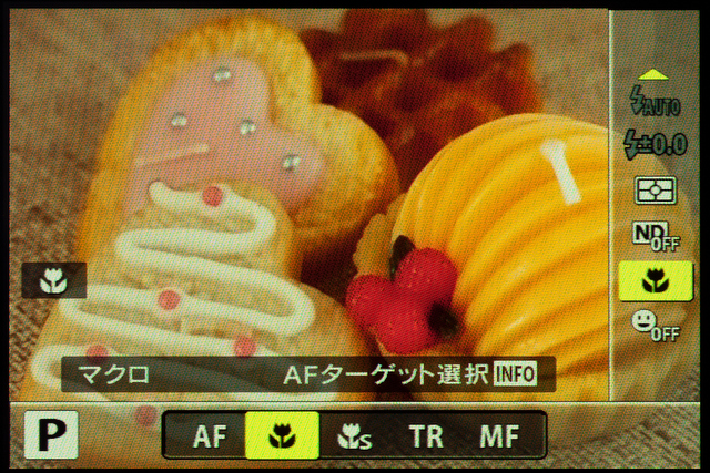 <b>通常時の最短撮影距離は60cm。望遠端で30cmまで寄れるマクロ、広角端で1cmまで寄れるスーパーマクロも備えている</b>